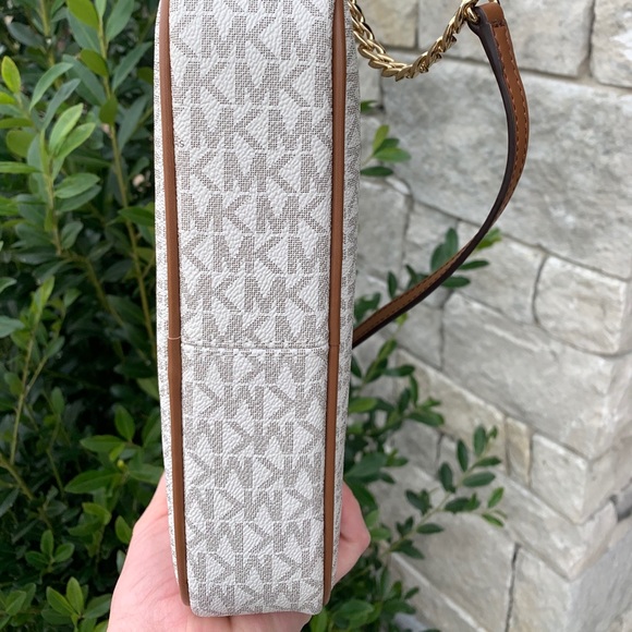 ✨🎁 SOLD 🎊 Michael Kors ASPEN Large EW Crossbody Bag🎁✨ - Picture 3 of 12